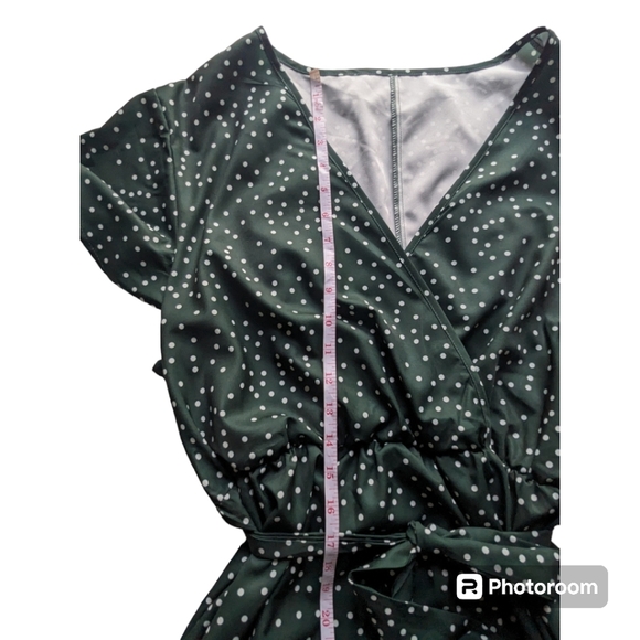 Elegant Green and White Polkadot Maxi Dress - Picture 3 of 10